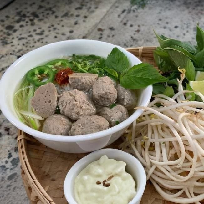25. Rare Beef & Beef Balls Noodle Soup / Phở Tái Bò Viên.