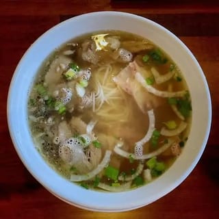 29. Rare Beef & Soft Tendon Noodle Soup / Phở Tái Gân
