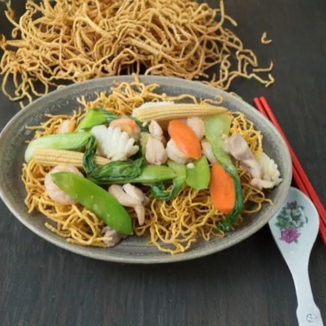132. Crispy Fried Egg Noodle with Mixed Vegetables & Tofu / Mì Xào Gon Chay.