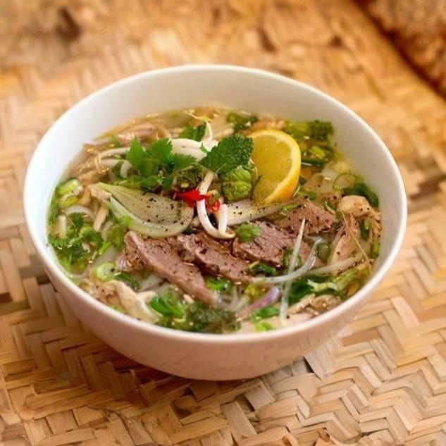 37. Saigon Deluxe Noodle Soup (Phở) / Phở Bò Gà.