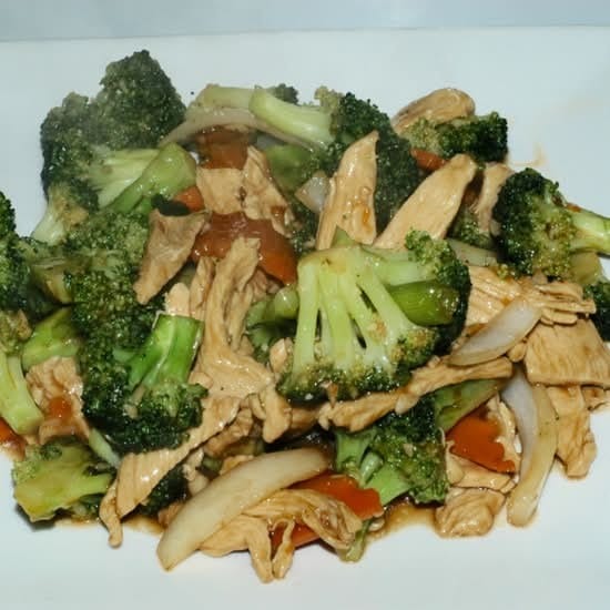 107 Chicken & Broccoli / Gà Xào Bông Cải Xanh.
