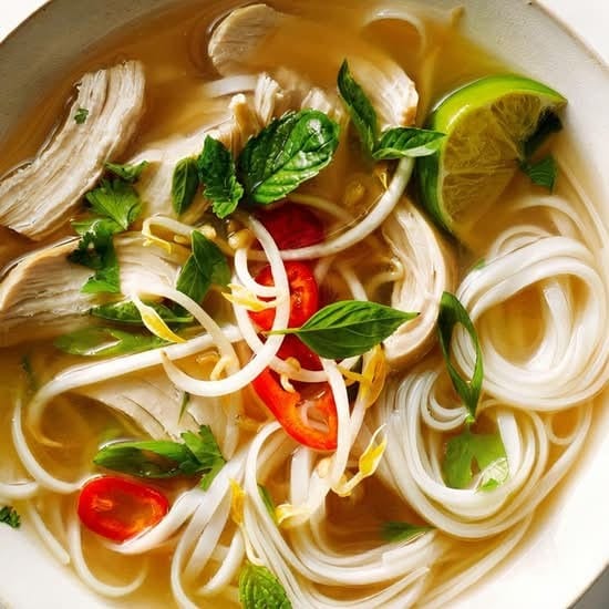 33. Chicken Rice Noodle Soup / Phở Gà.